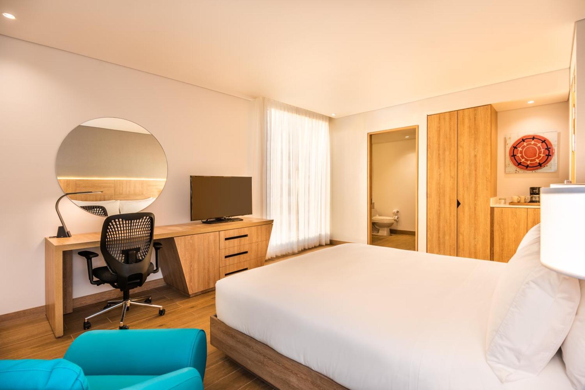 Habitación con ducha a ras de suelo, adaptada para personas de movilidad reducida - Cama extragrande