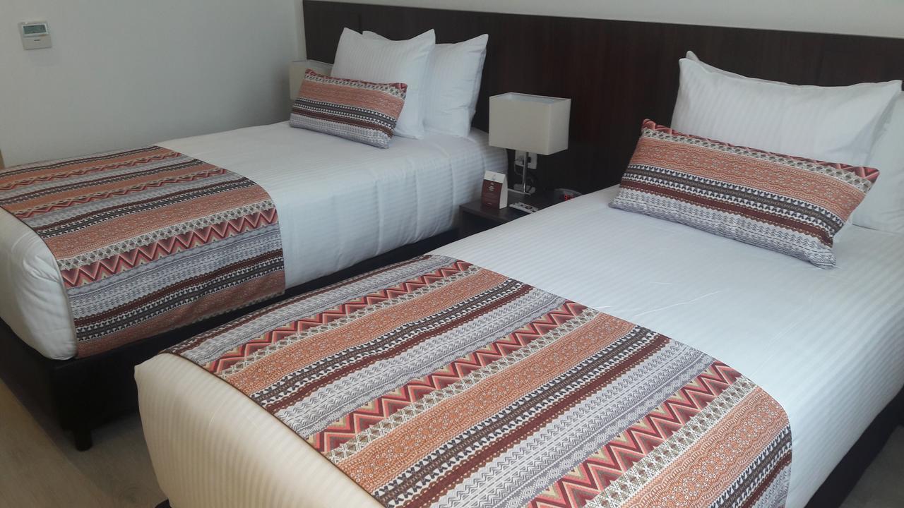 Habitación con cama extragrande.